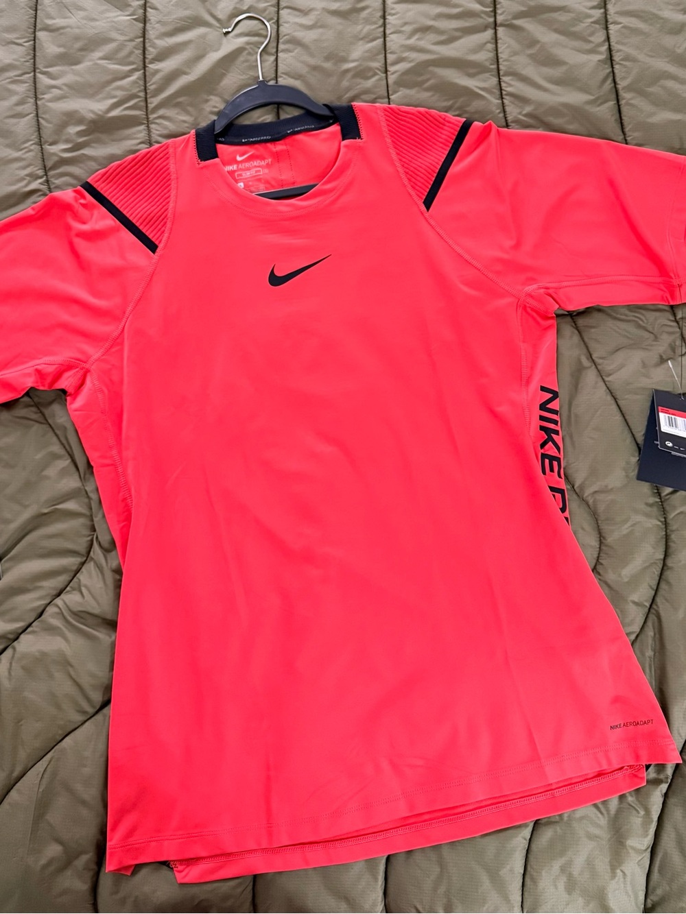 Nike PRO AeroAdapt Men’s Slim fit Performance Tee